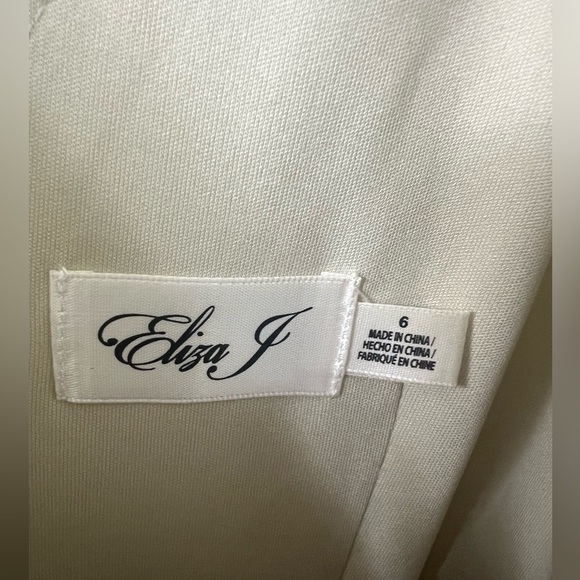 Eliza J silver gown with sleeves - Picture 5 of 5